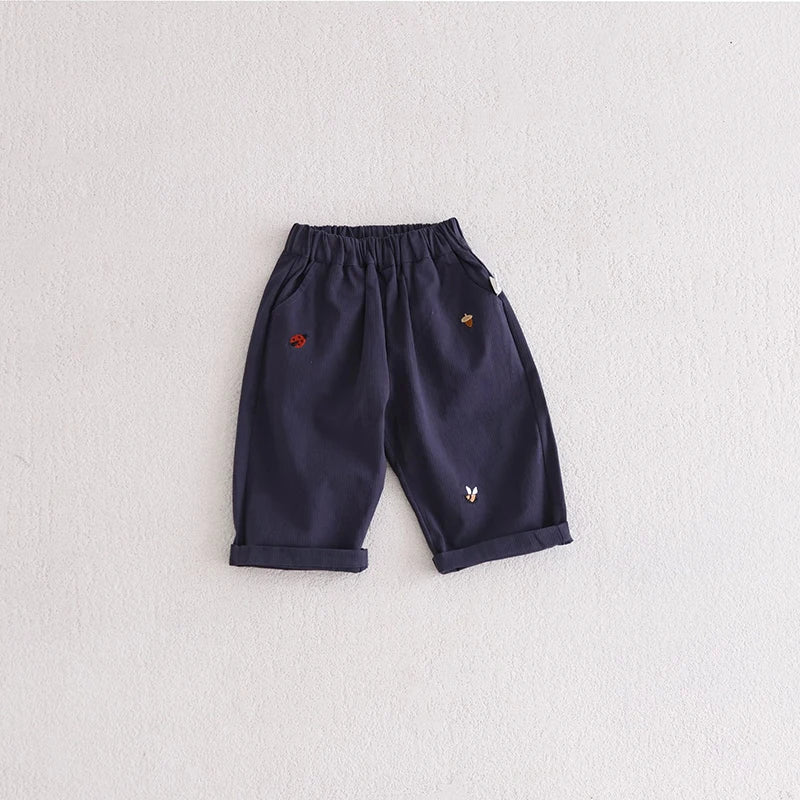2025 Nieuwe baby kinder casual broek lente jongens effen kleur broek meisjes cartoon borduurwerk outdoor broek 1-5 jaar unisex