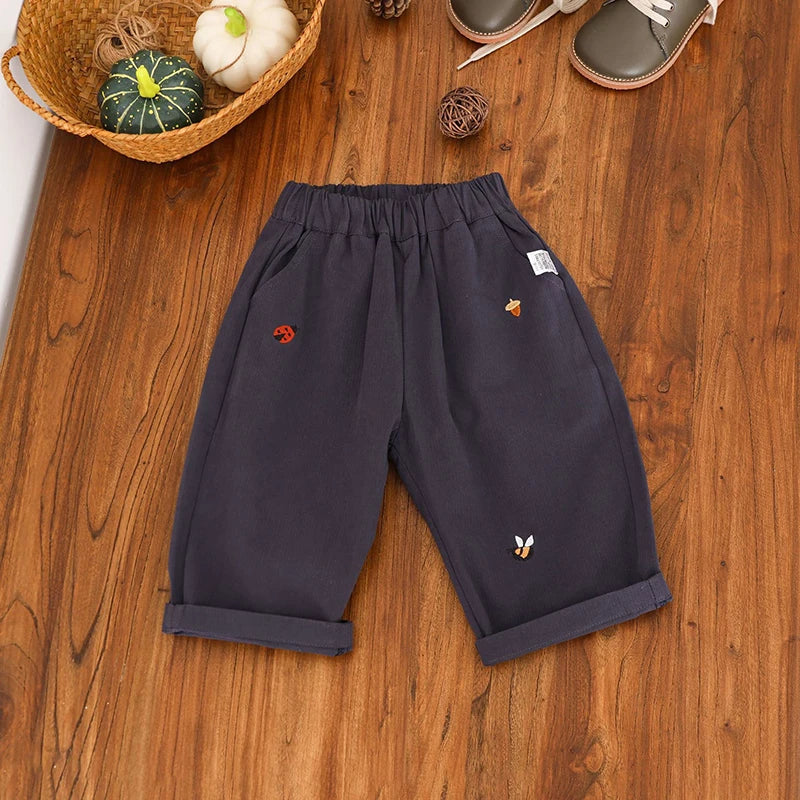 2025 Nieuwe baby kinder casual broek lente jongens effen kleur broek meisjes cartoon borduurwerk outdoor broek 1-5 jaar unisex
