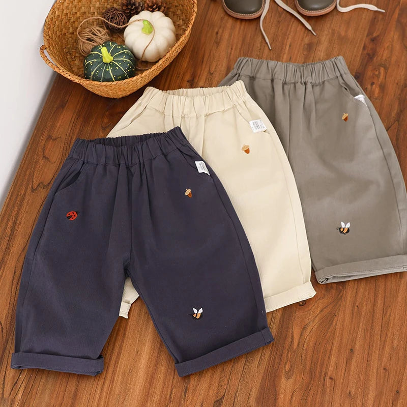 2025 Nieuwe baby kinder casual broek lente jongens effen kleur broek meisjes cartoon borduurwerk outdoor broek 1-5 jaar unisex