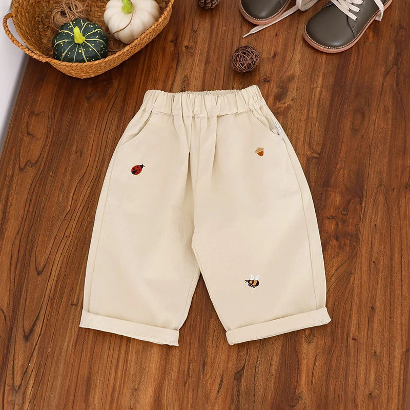 2025 Nieuwe baby kinder casual broek lente jongens effen kleur broek meisjes cartoon borduurwerk outdoor broek 1-5 jaar unisex