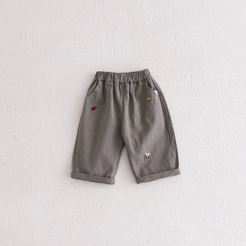 2025 Nieuwe baby kinder casual broek lente jongens effen kleur broek meisjes cartoon borduurwerk outdoor broek 1-5 jaar unisex