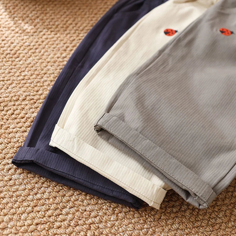 2025 Nieuwe baby kinder casual broek lente jongens effen kleur broek meisjes cartoon borduurwerk outdoor broek 1-5 jaar unisex