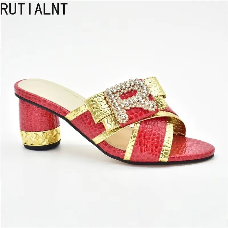 Fashion Wedding Shoes for Women Bride Luxery Shoes Women Patent Leather Rhinestone Women Party Pumps Decorated with Rhinestone