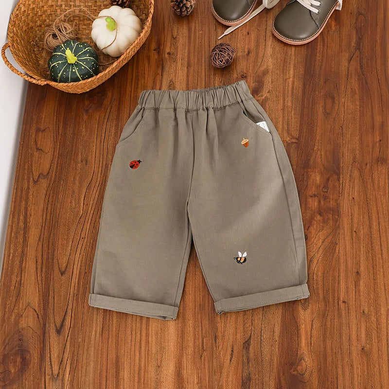 2025 Nieuwe baby kinder casual broek lente jongens effen kleur broek meisjes cartoon borduurwerk outdoor broek 1-5 jaar unisex