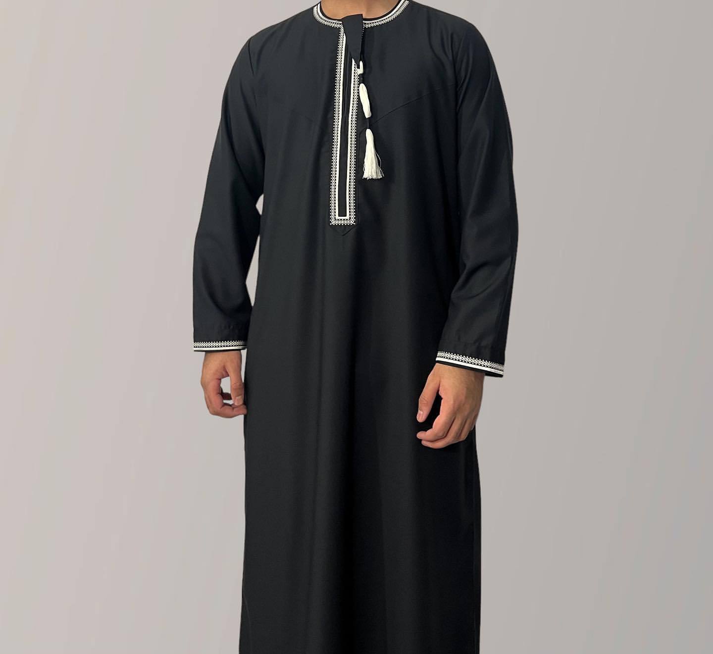 Solid Colour Round Neck Embroidered Thick Tassel Oman Gowns And Suitable For Saudi Arabia Men