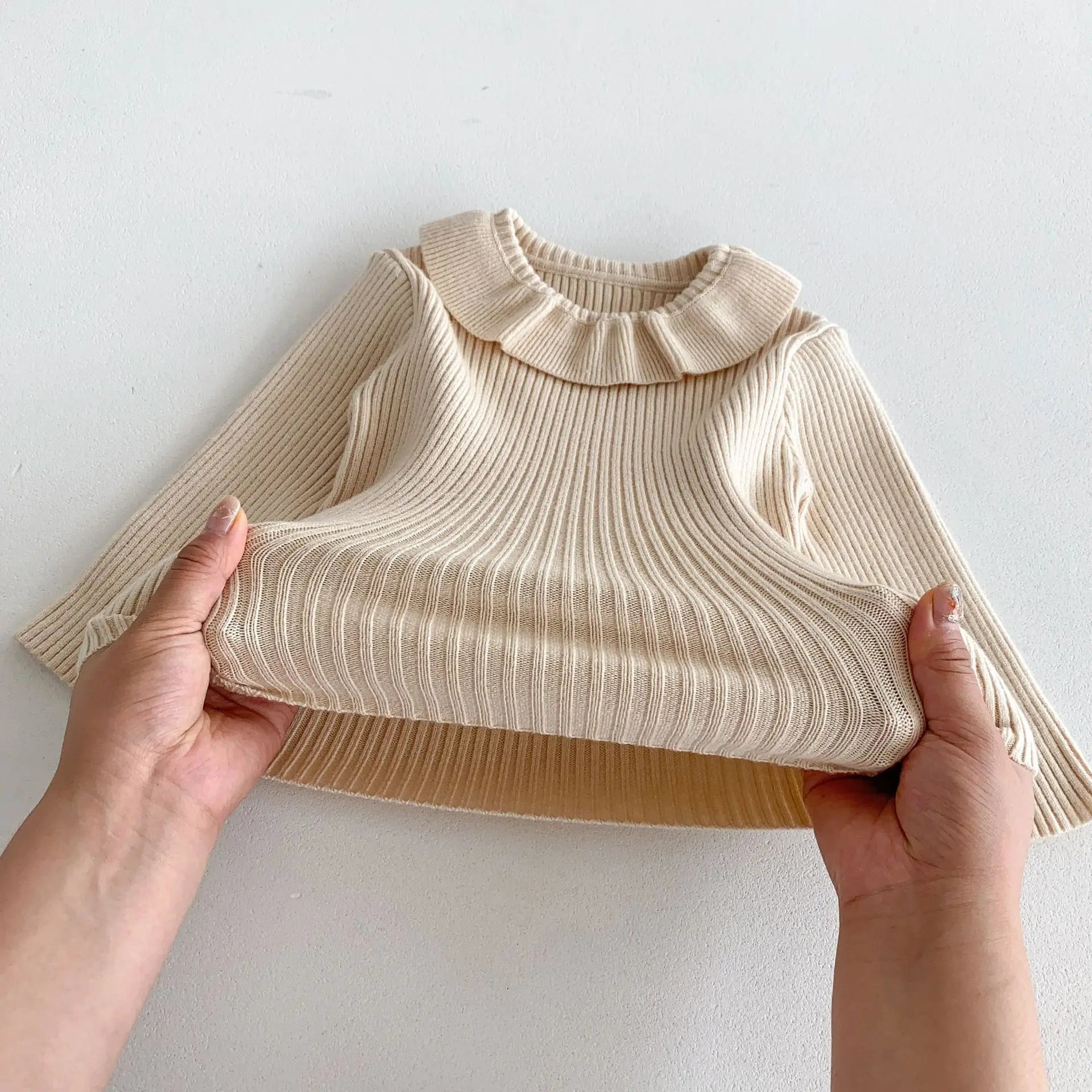 2025 Nieuwe effen trui met onderkant voor meisjes. Kinderkleding met lotusbladkraag en gebreide trui met basistopjes voor meisjes van 1-6 jaar.