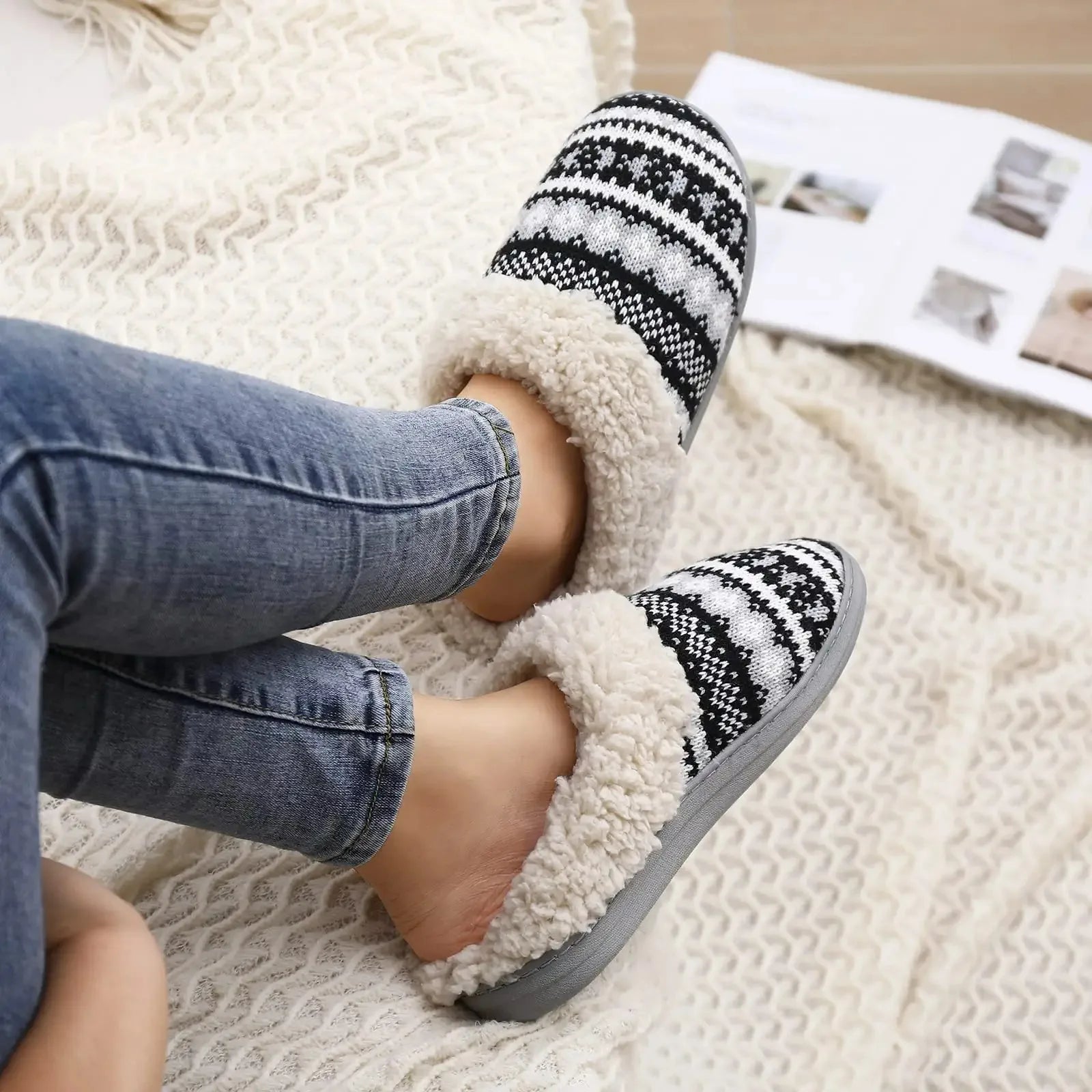 Unisex Winter Fur Slippers Warm Cosy Plush Fluffy Home Cotton Shoes Plush Anti-Skid and Indoor Furry Slippers For Men & Women