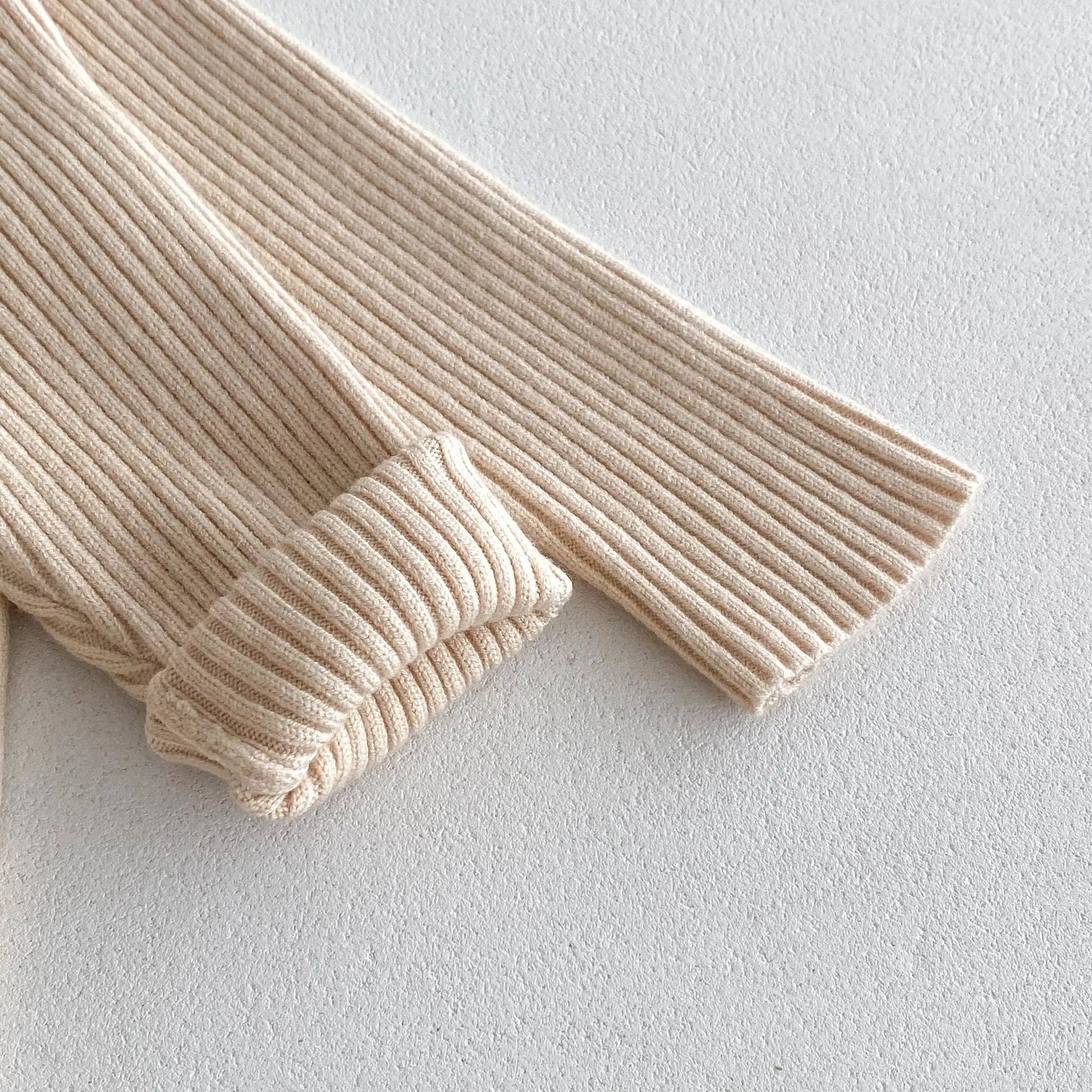 2025 Nieuwe effen trui met onderkant voor meisjes. Kinderkleding met lotusbladkraag en gebreide trui met basistopjes voor meisjes van 1-6 jaar.