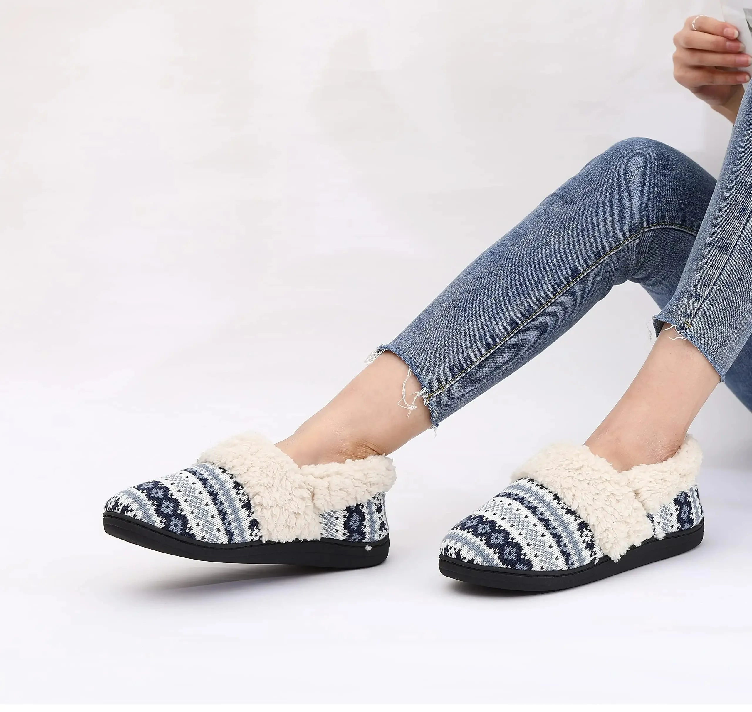 Unisex Winter Fur Slippers Warm Cosy Plush Fluffy Home Cotton Shoes Plush Anti-Skid and Indoor Furry Slippers For Men & Women