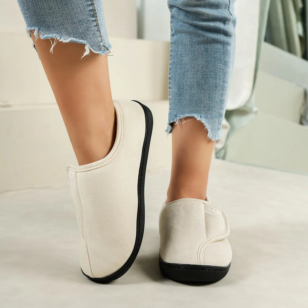 Unisex Winter Warm Cotton Slippers Outdoor Anti-Slip Faux Fur Cotton Shoes For Indoor Soft Cosy Plush Flat House Shoes For Men & Women