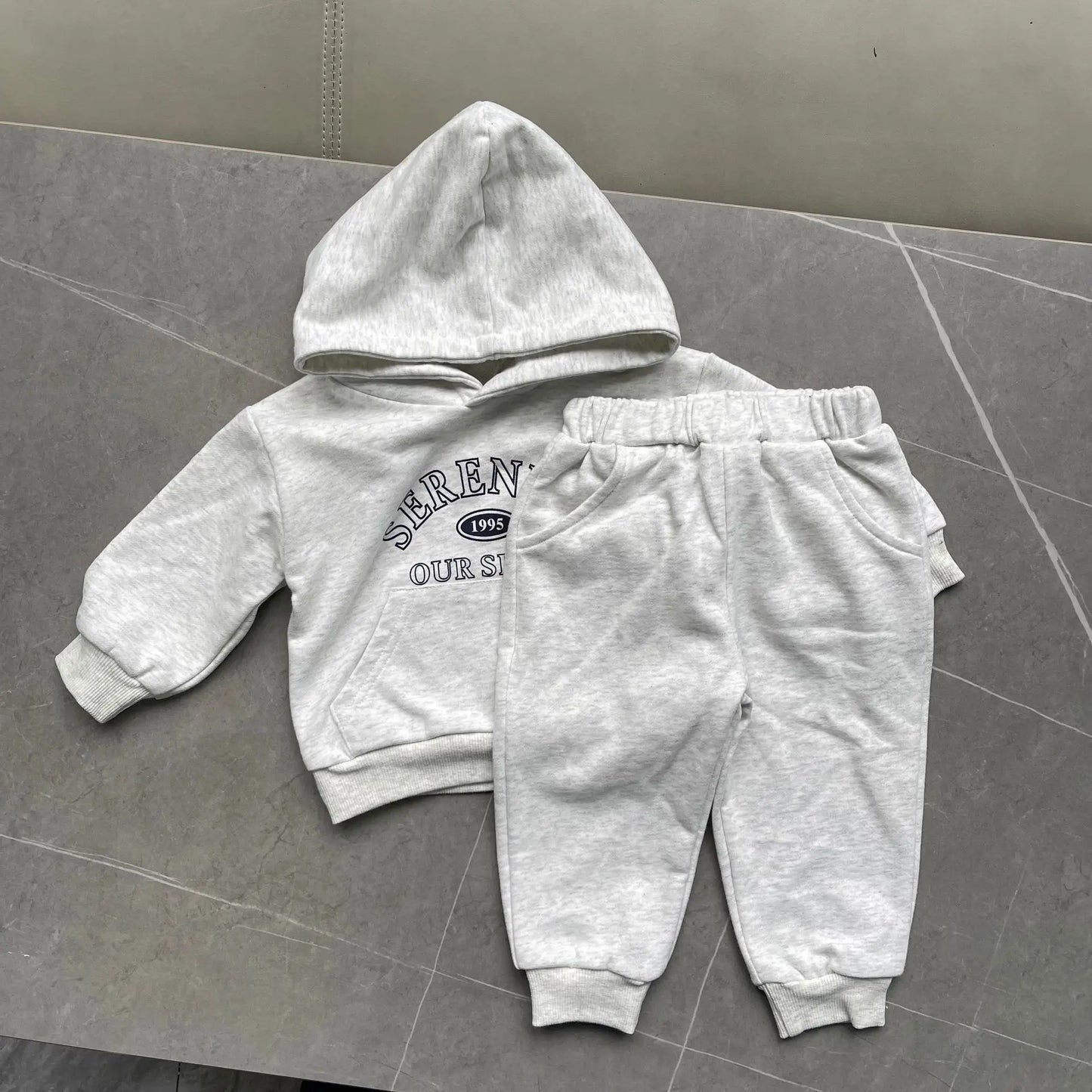 2025 Herfst Winter Nieuwe Baby Letter Print Hooded Sweatshirt + Sweatbroek 2PCS Pak Jongens Meisjes Casual Sportset Kinderoutfits 1-3Y