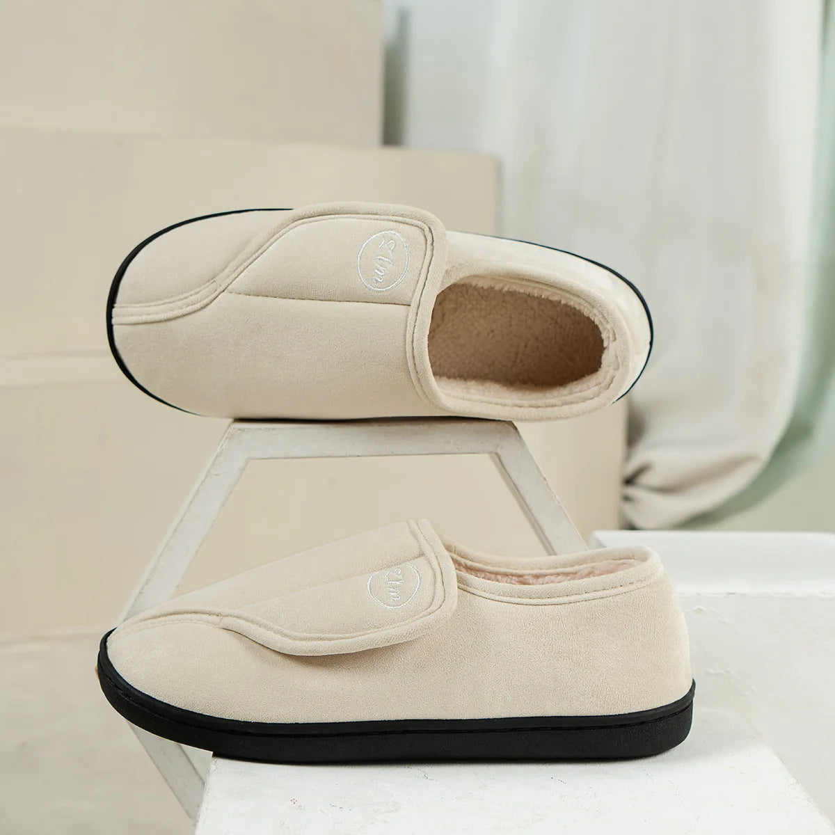 Unisex Winter Warm Cotton Slippers Outdoor Anti-Slip Faux Fur Cotton Shoes For Indoor Soft Cosy Plush Flat House Shoes For Men & Women