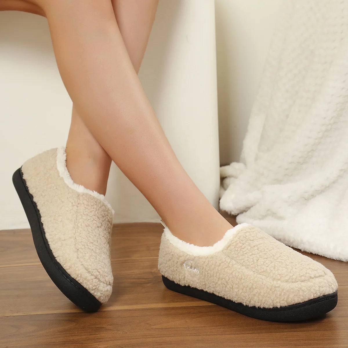 Women's Winter Fluffy Warm Slippers Short Plush Lined Home Shoes Suitable For Indoor and Outdoor Use With Anti-Skid Fuzzy Ladies Cotton Shoes