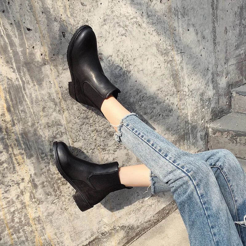 Women's Chelsea Boots Black PU Leather Round Toe Low Heels Snow Retro Chunky Heel Platform British Sole Autumn Winter Wear