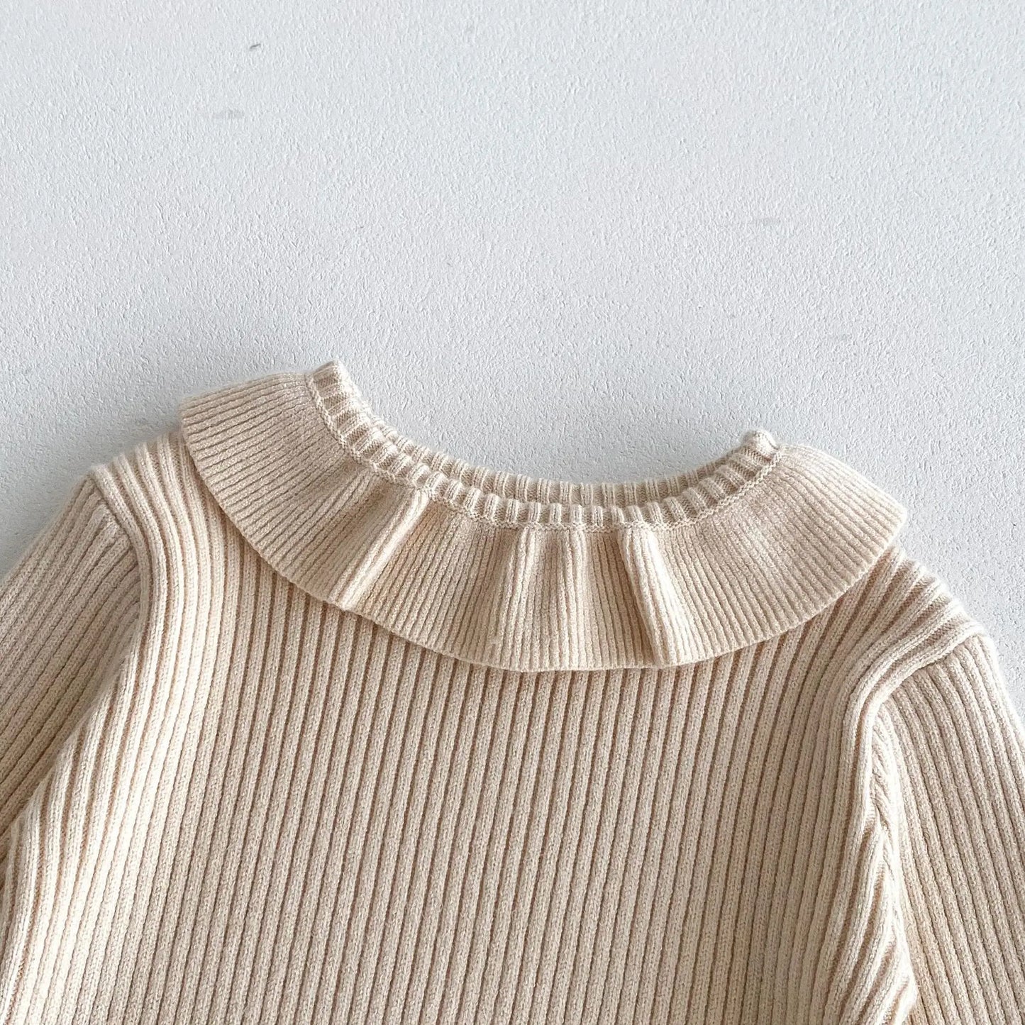 2025 Nieuwe effen trui met onderkant voor meisjes. Kinderkleding met lotusbladkraag en gebreide trui met basistopjes voor meisjes van 1-6 jaar.