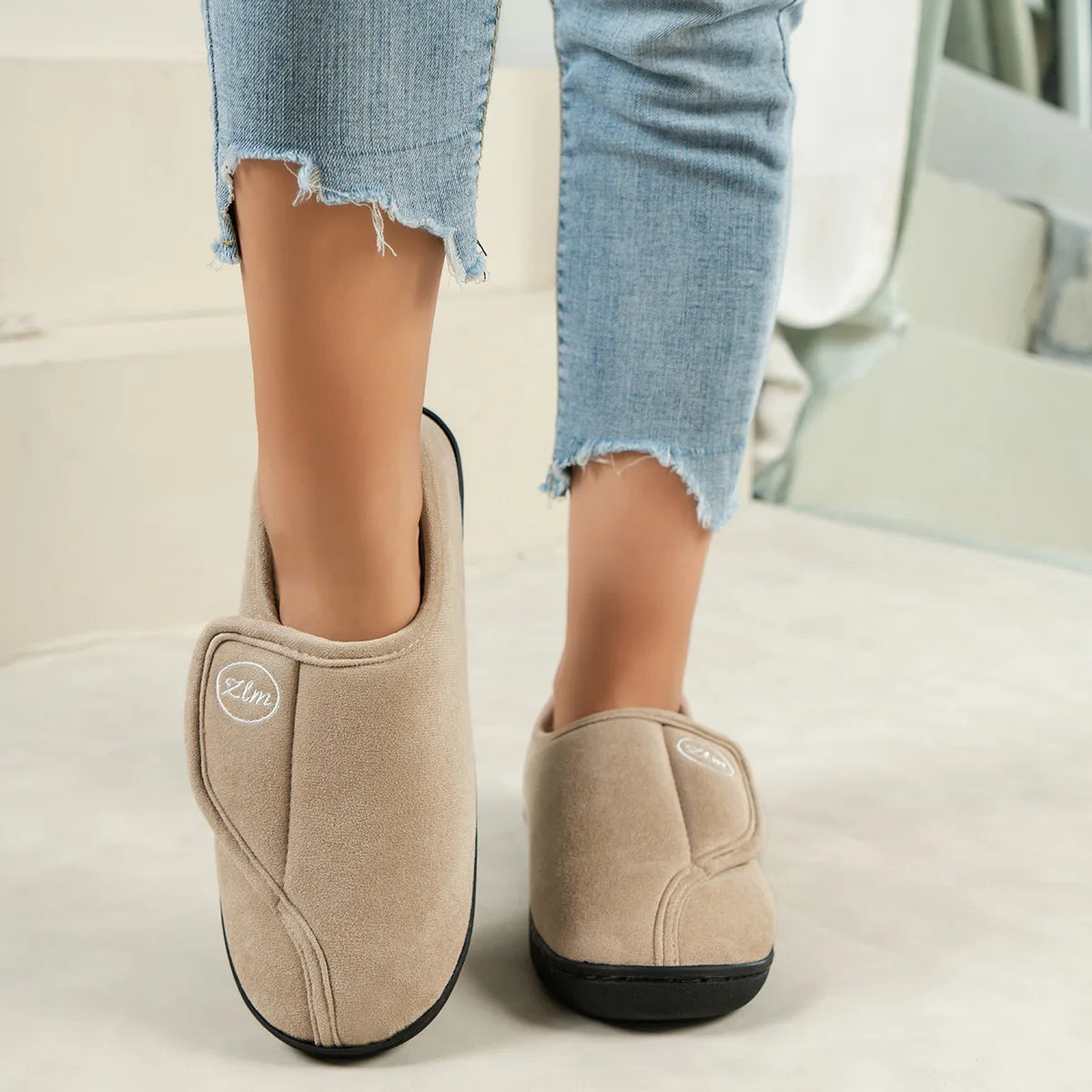 Unisex Winter Warm Cotton Slippers Outdoor Anti-Slip Faux Fur Cotton Shoes For Indoor Soft Cosy Plush Flat House Shoes For Men & Women