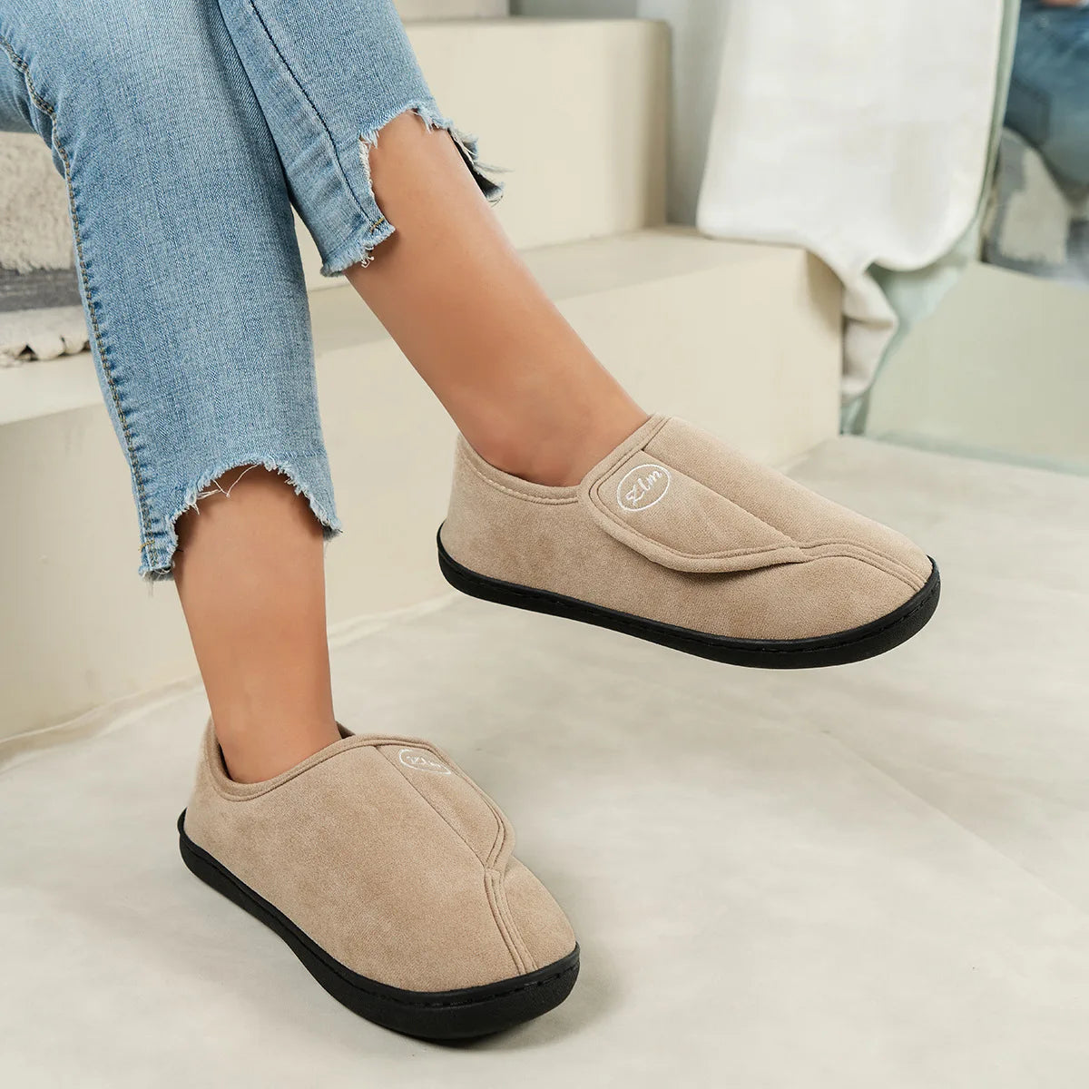 Unisex Winter Warm Cotton Slippers Outdoor Anti-Slip Faux Fur Cotton Shoes For Indoor Soft Cosy Plush Flat House Shoes For Men & Women