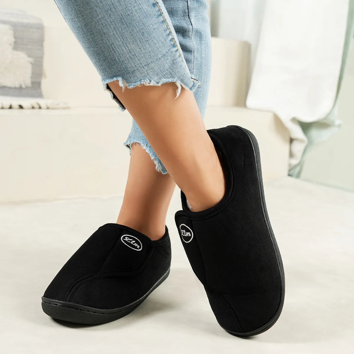 Unisex Winter Warm Cotton Slippers Outdoor Anti-Slip Faux Fur Cotton Shoes For Indoor Soft Cosy Plush Flat House Shoes For Men & Women