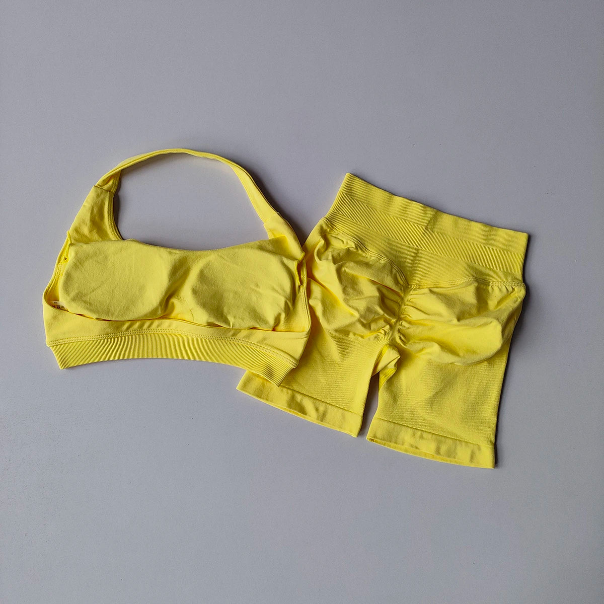 2-delige yogapak voor vrouwen Naadloze fitnesskleding Halter sportbeha Bijpassende impact shorts Trainingssets Gymset Outfit